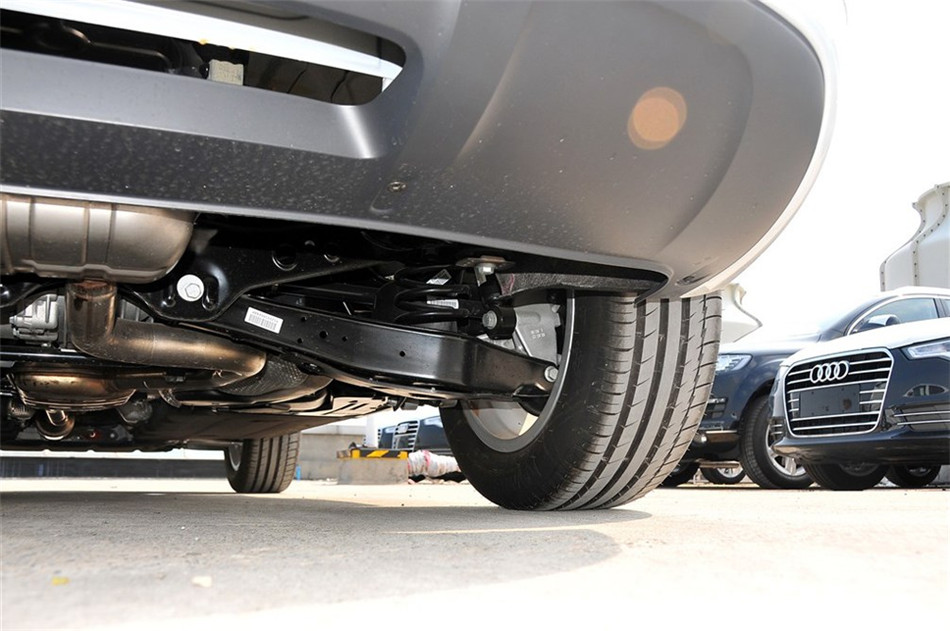 2012款 35 TFSI舒适型 引擎底盘