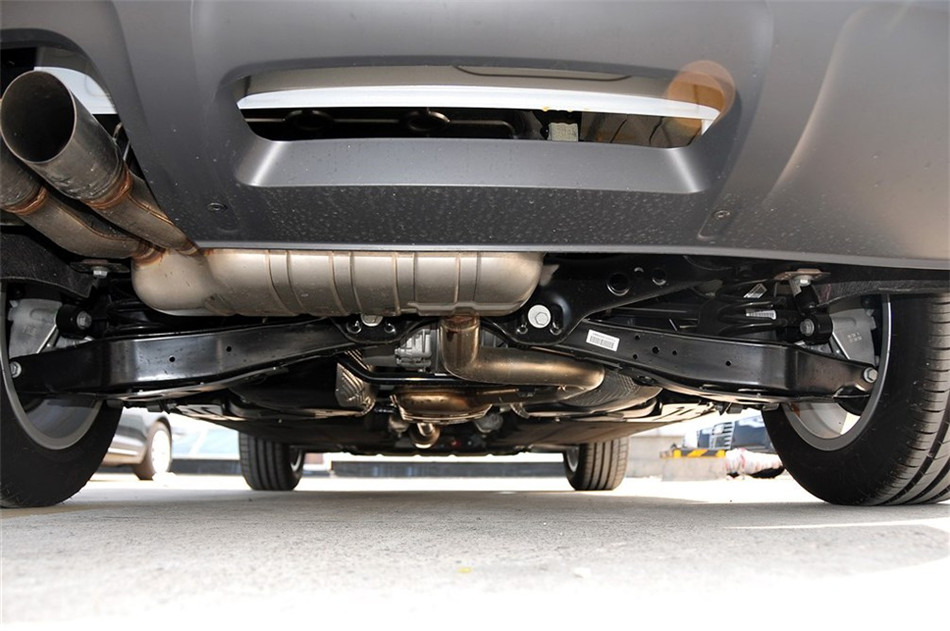 2012款 35 TFSI舒适型 引擎底盘