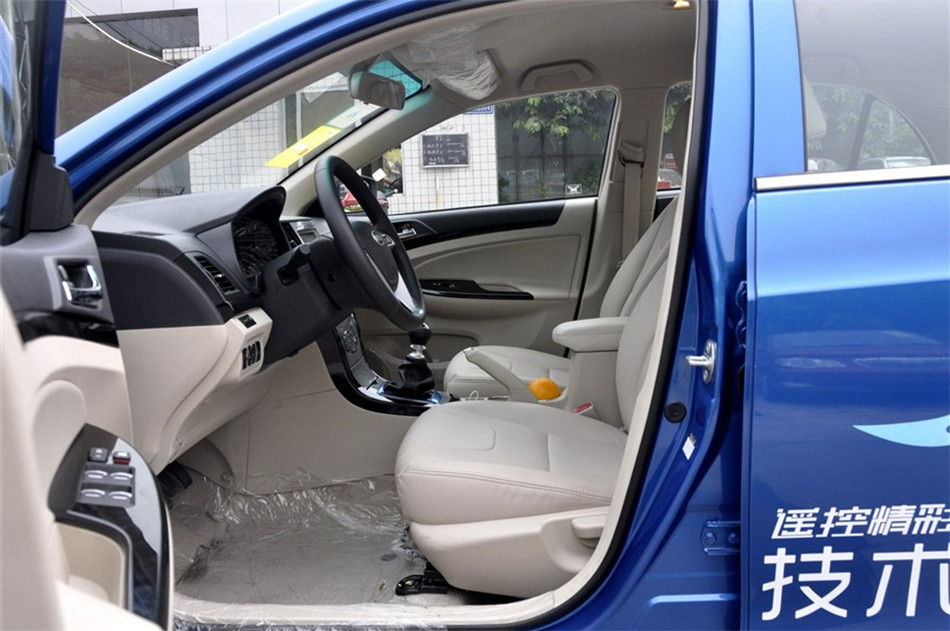 2012款 1.5TI MT 舒适型 座椅空间