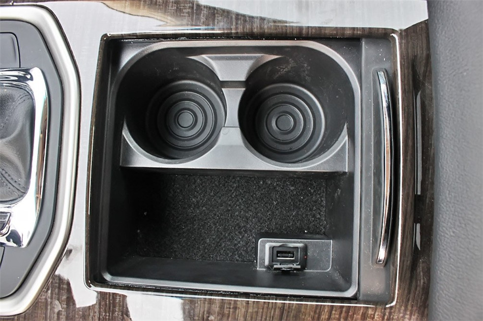 2013款 1.8T 自动旗舰 座椅空间