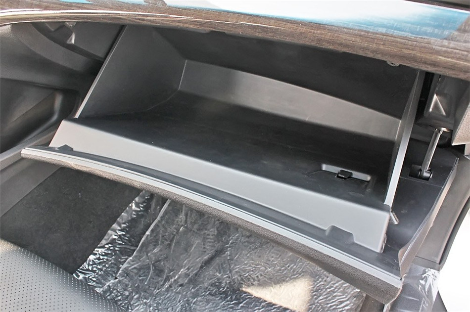 2013款 1.8T 自动旗舰 座椅空间