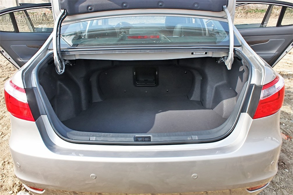 2013款 1.8T 自动旗舰 座椅空间