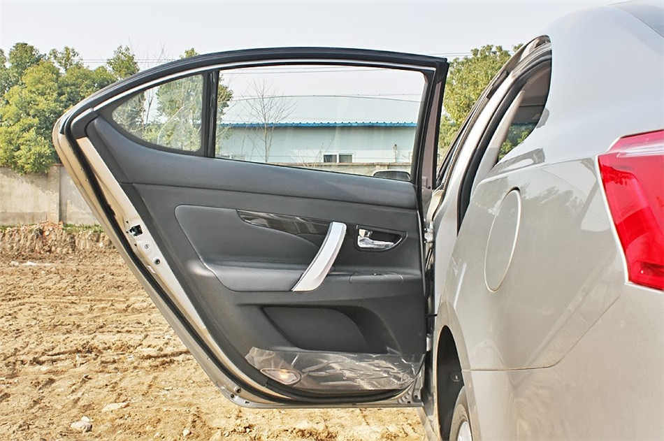 2013款 1.8T 自动旗舰 座椅空间