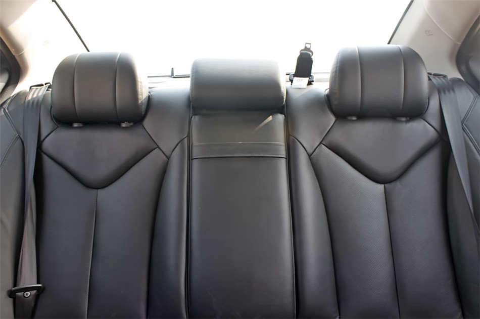 2013款 1.8T 自动旗舰 座椅空间