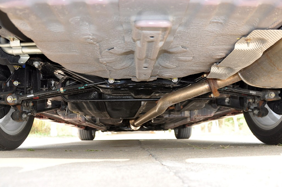 2013款 1.8T 自动旗舰 引擎底盘