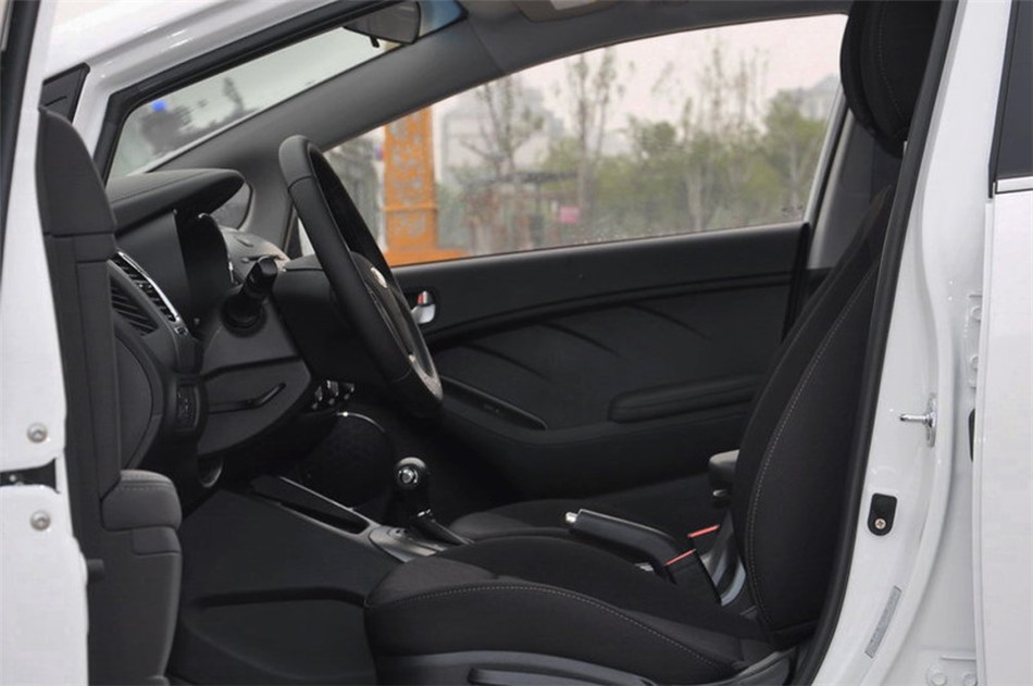 2015款 1.6L AT GLS 座椅空间