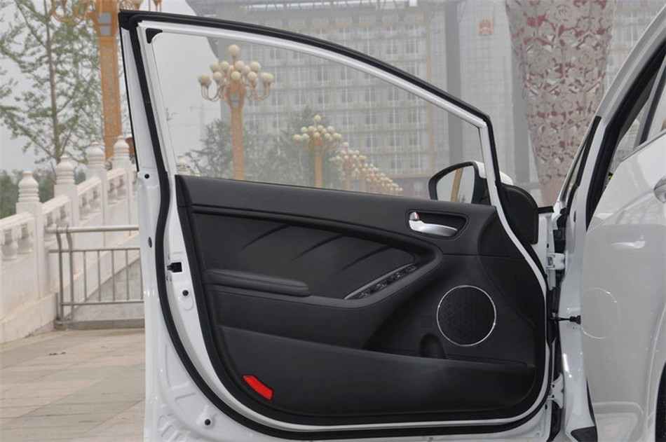 2015款 1.6L AT GLS 座椅空间