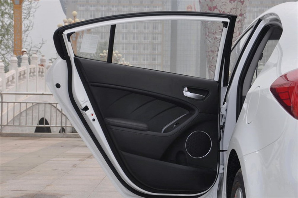 2015款 1.6L AT GLS 座椅空间