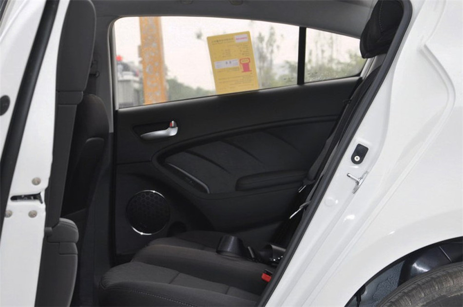 2015款 1.6L AT GLS 座椅空间