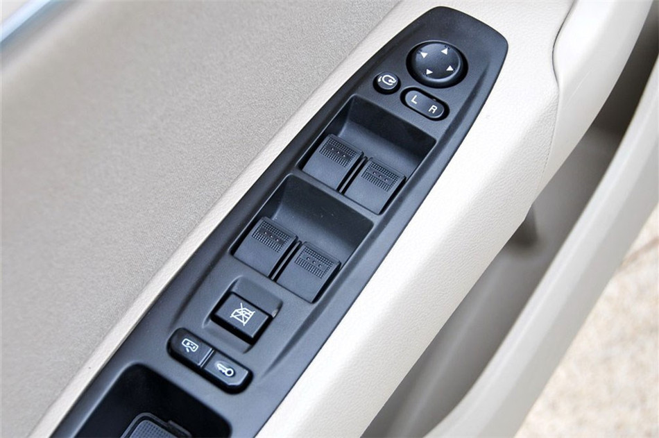 2012款 2.0L AT 舒适型 座椅空间