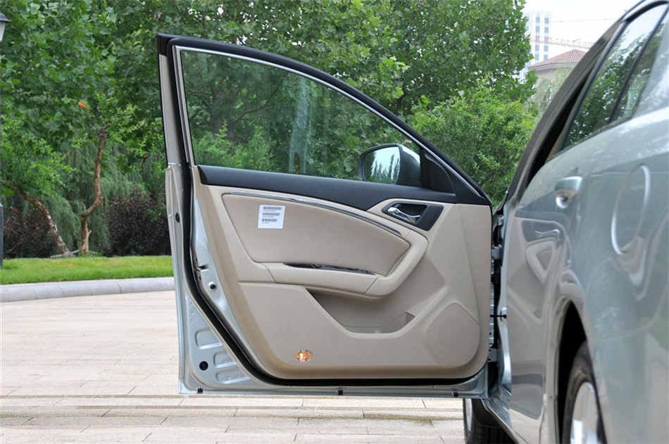 2012款 2.0L AT 舒适型 座椅空间