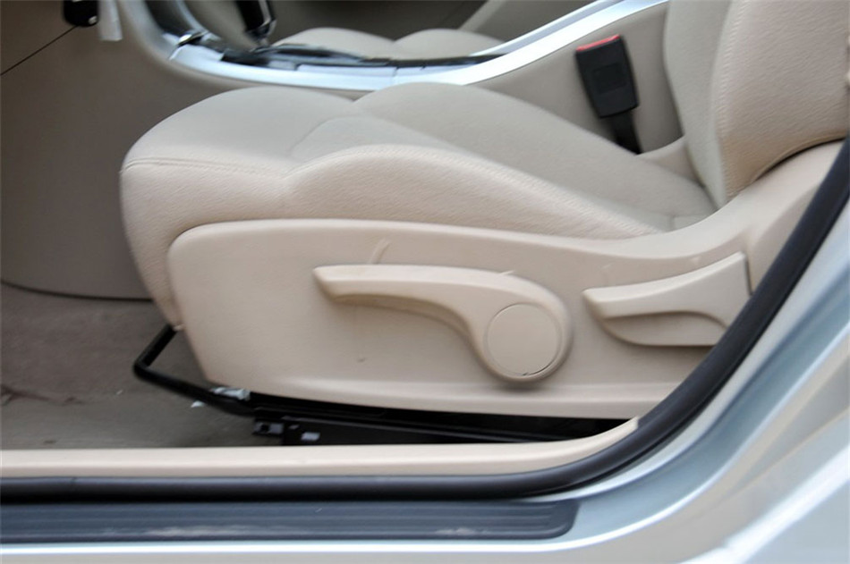 2012款 2.0L AT 舒适型 座椅空间