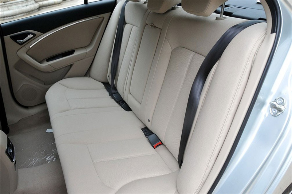 2012款 2.0L AT 舒适型 座椅空间