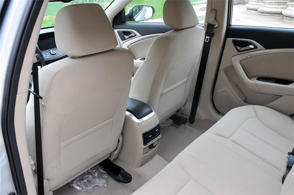 2012款 2.0L AT 舒适型 座椅空间