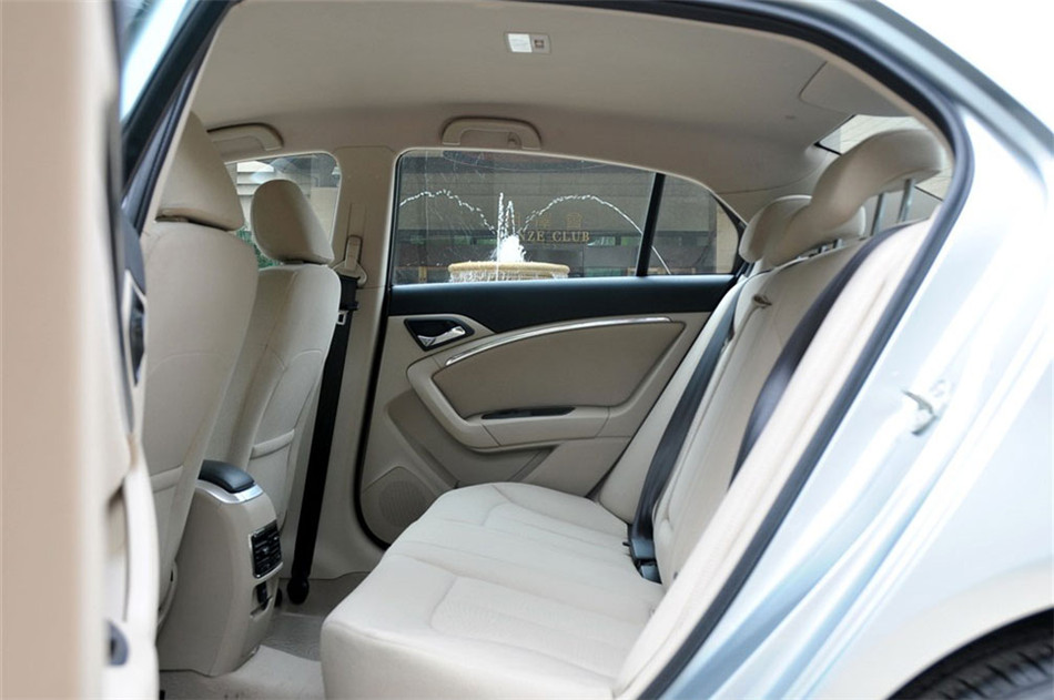 2012款 2.0L AT 舒适型 座椅空间