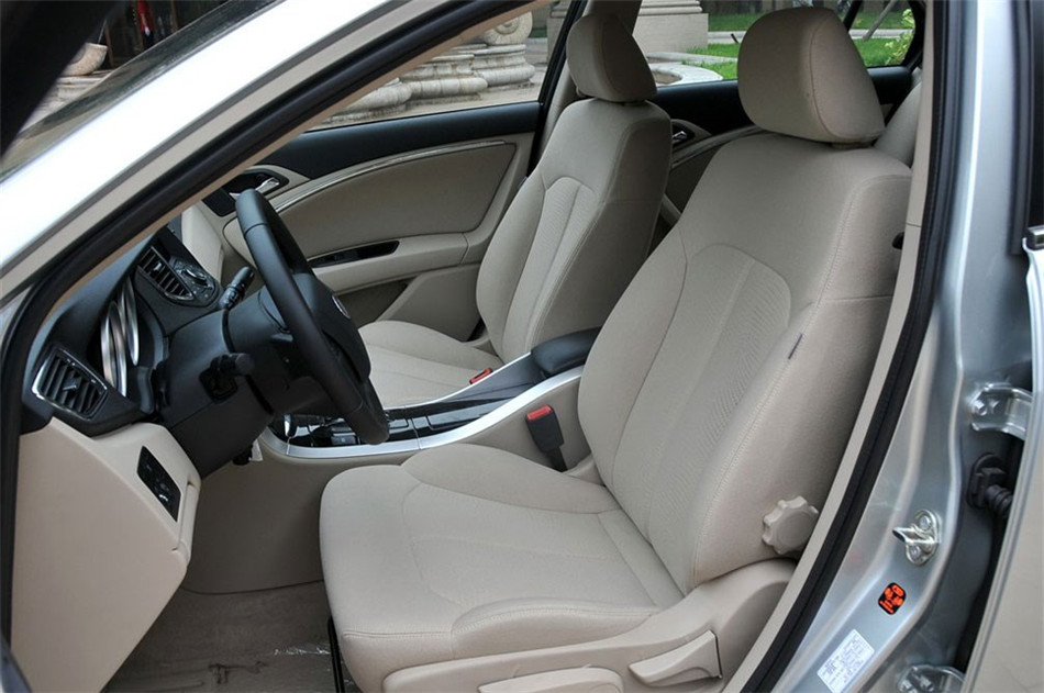 2012款 2.0L AT 舒适型 座椅空间