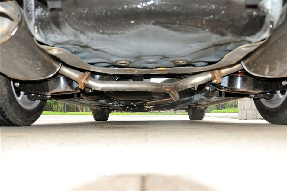 2012款 2.0L AT 舒适型 引擎底盘