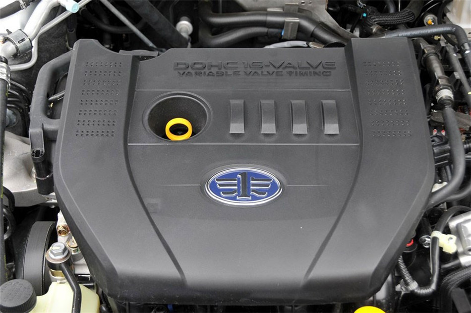 2012款 2.0L AT 舒适型 引擎底盘