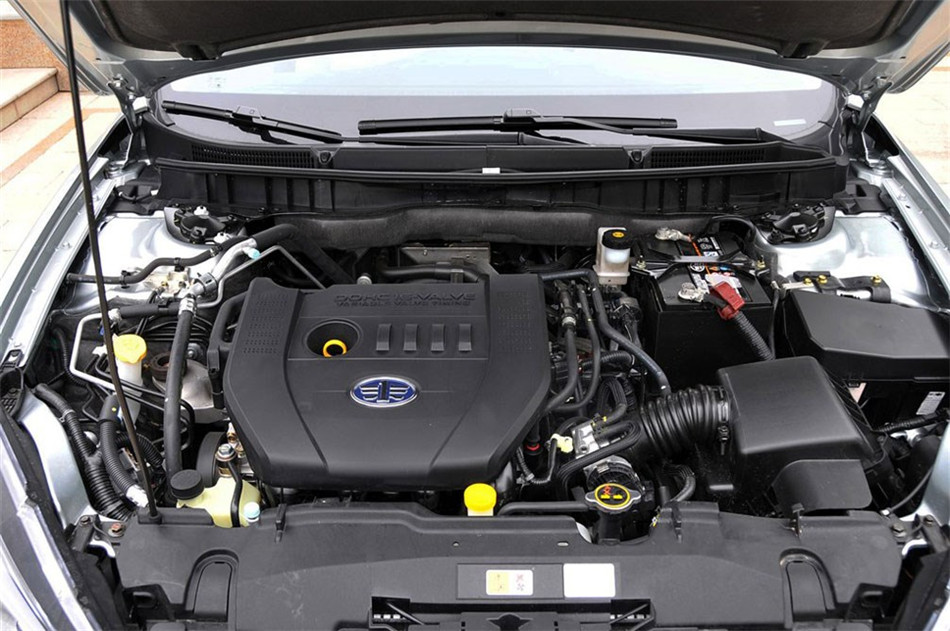 2012款 2.0L AT 舒适型 引擎底盘