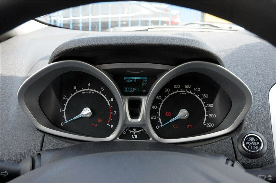 2013款 1.5L MT 尊贵型 内饰