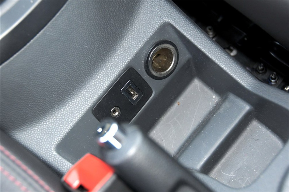 2013款 1.5L MT 尊贵型 内饰