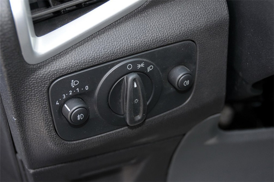 2013款 1.5L MT 尊贵型 内饰