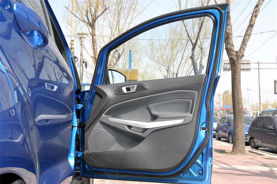 2013款 1.5L MT 尊贵型 座椅空间