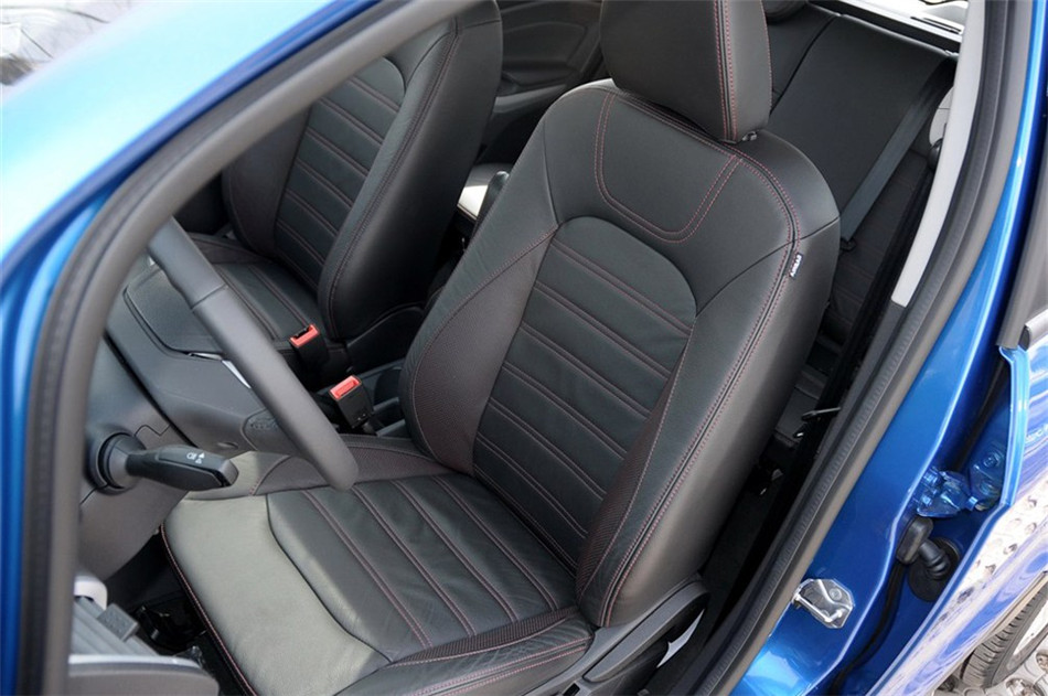 2013款 1.5L MT 尊贵型 座椅空间