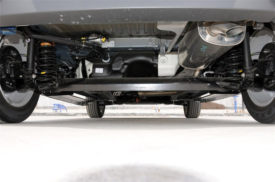 2013款 1.5L MT 尊贵型 引擎底盘