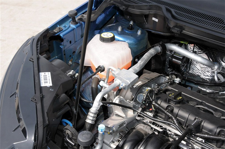 2013款 1.5L MT 尊贵型 引擎底盘