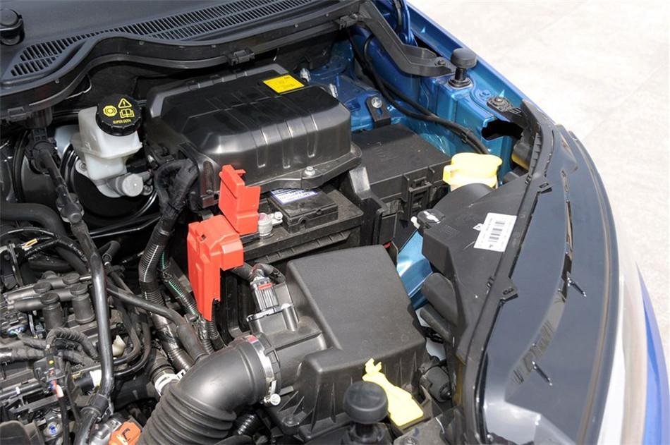 2013款 1.5L MT 尊贵型 引擎底盘