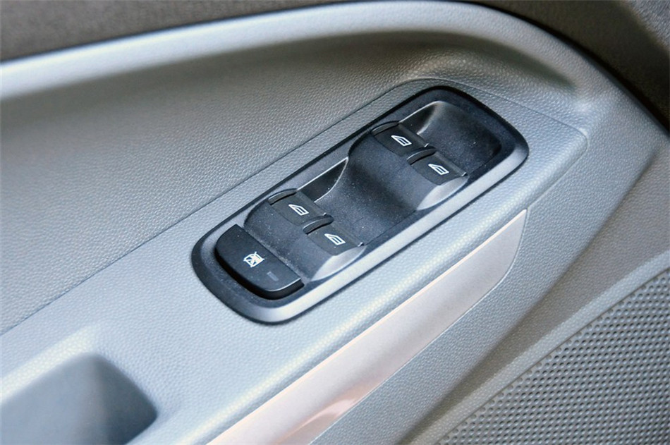 2013款 1.0L GTDi MT 尊贵型 座椅空间