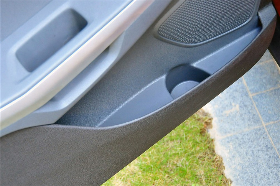 2013款 1.0L GTDi MT 尊贵型 座椅空间