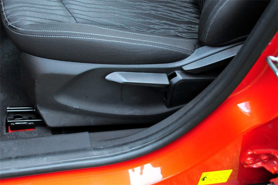 2013款 1.0L GTDi MT 尊贵型 座椅空间