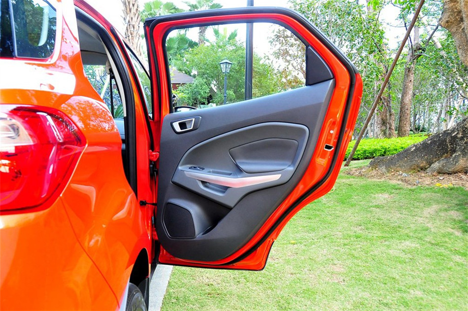 2013款 1.0L GTDi MT 尊贵型 座椅空间
