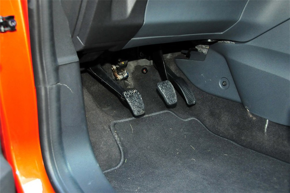 2013款 1.0L GTDi MT 尊贵型 座椅空间