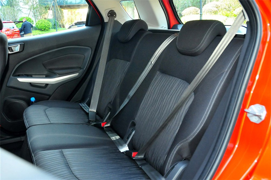 2013款 1.0L GTDi MT 尊贵型 座椅空间