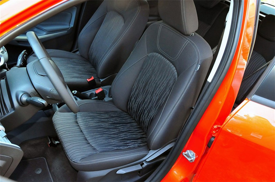 2013款 1.0L GTDi MT 尊贵型 座椅空间