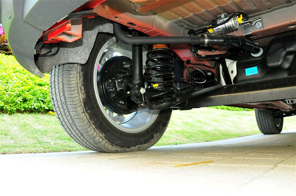 2013款 1.0L GTDi MT 尊贵型 引擎底盘