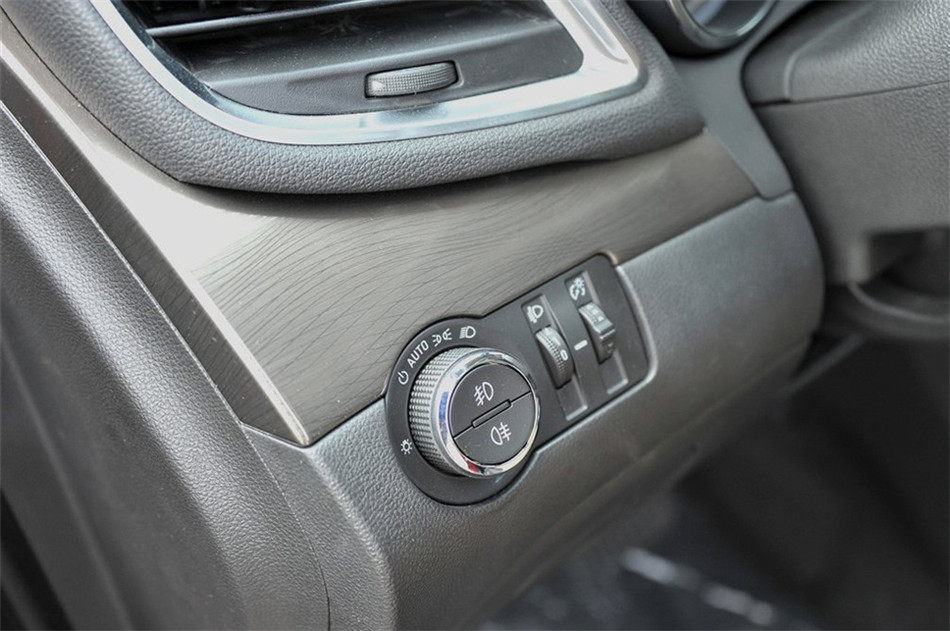 2013款 1.4T AT 两驱 领先型 座椅空间