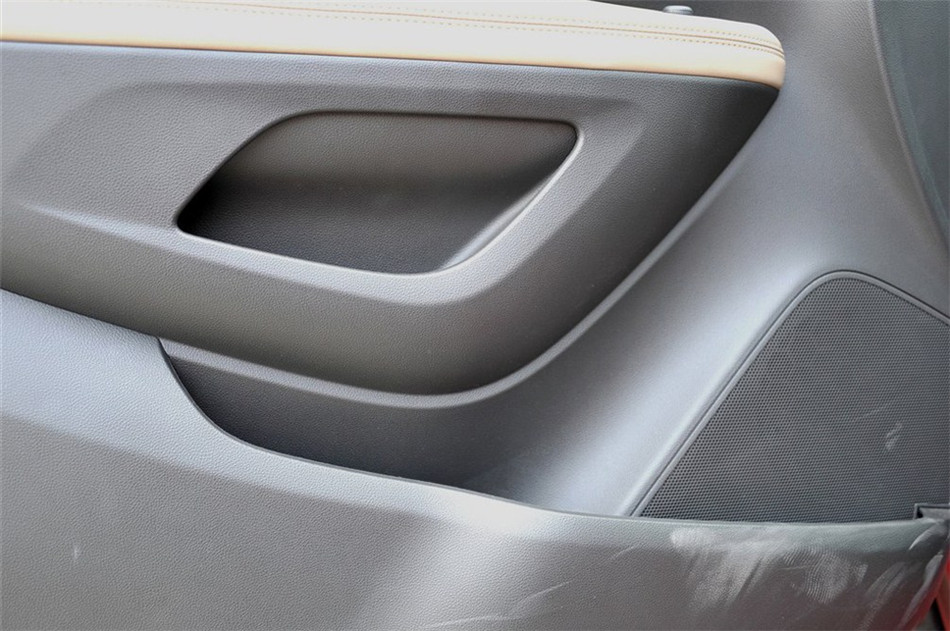 2013款 1.4T AT 两驱 领先型 座椅空间