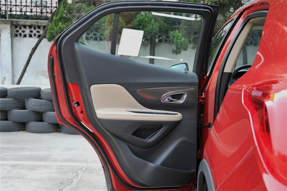 2013款 1.4T AT 两驱 领先型 座椅空间