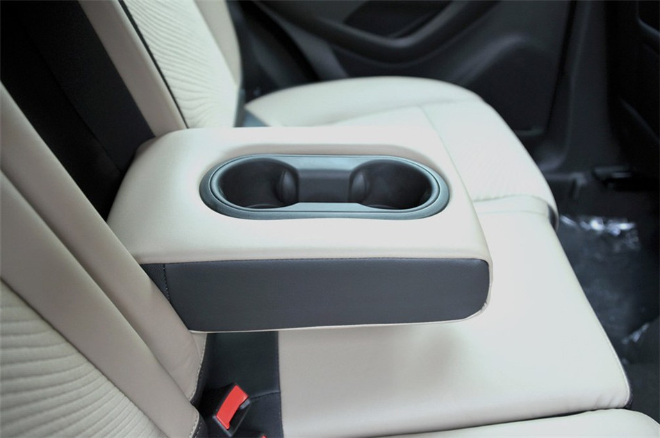 2013款 1.4T AT 两驱 领先型 座椅空间