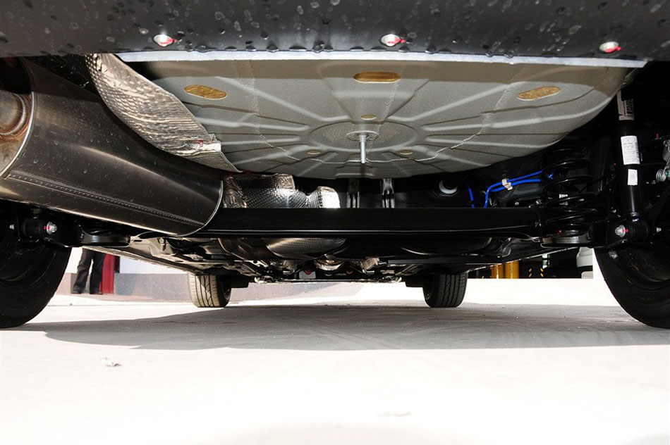 菲翔 2012款 1.4T MT 悦享版 引擎底盘