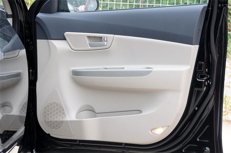 2012款 1.5L MT 梦幻型 座椅空间