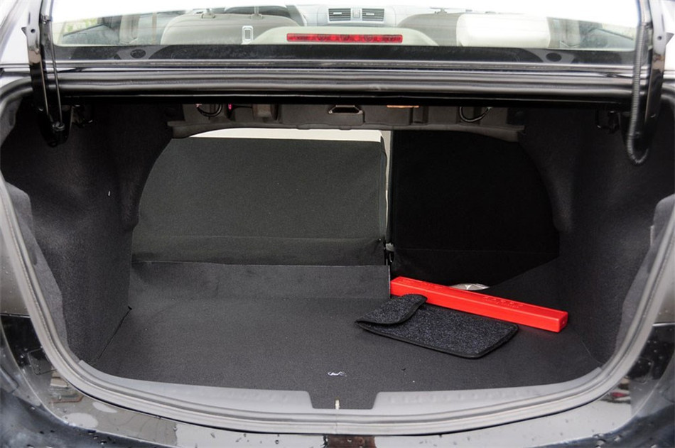 2012款 1.5L MT 梦幻型 座椅空间