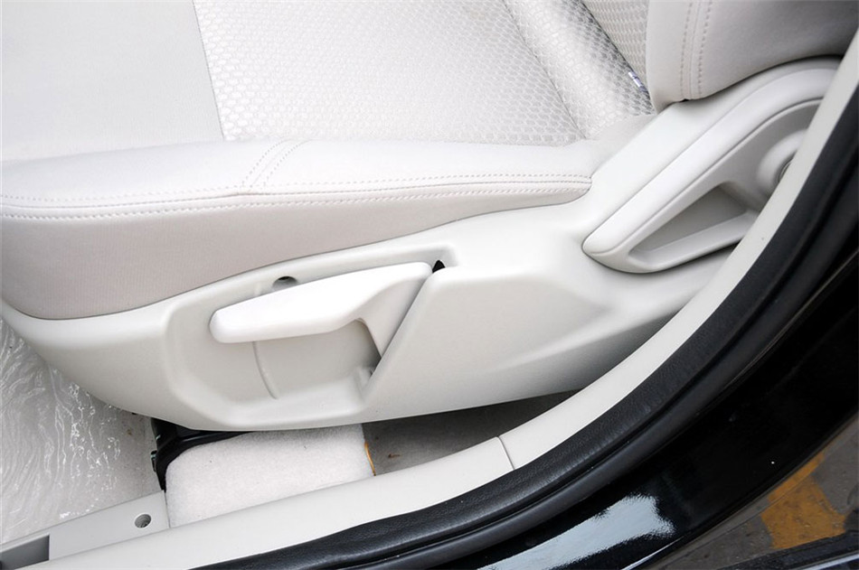 2012款 1.5L MT 梦幻型 座椅空间