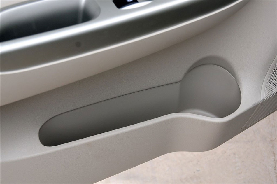 2012款 1.5L MT 梦幻型 座椅空间