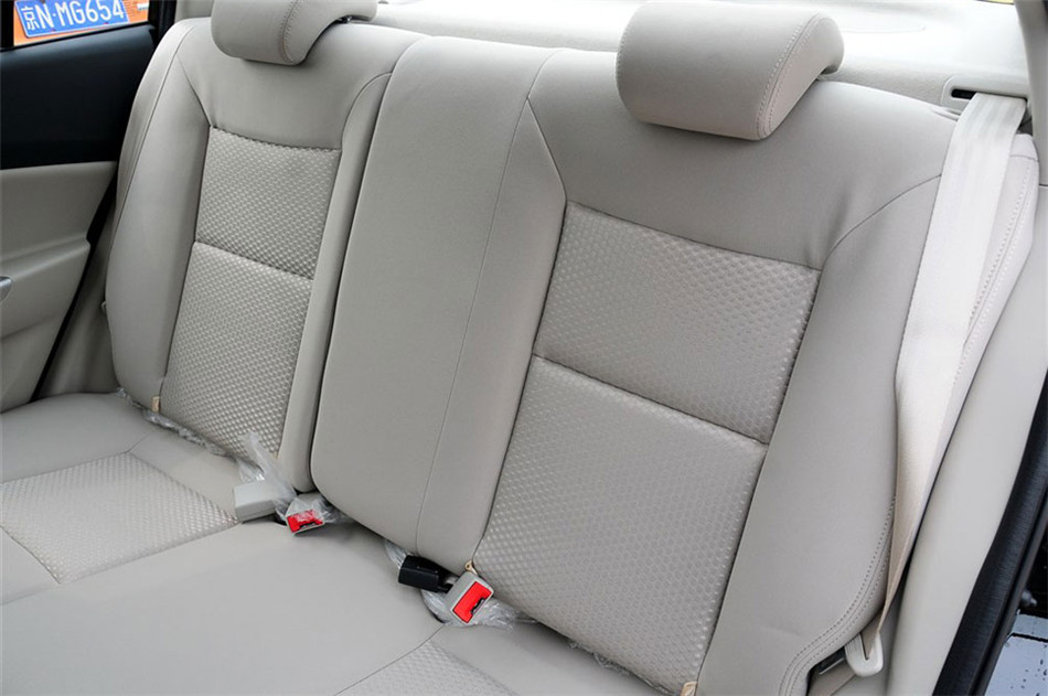 2012款 1.5L MT 梦幻型 座椅空间