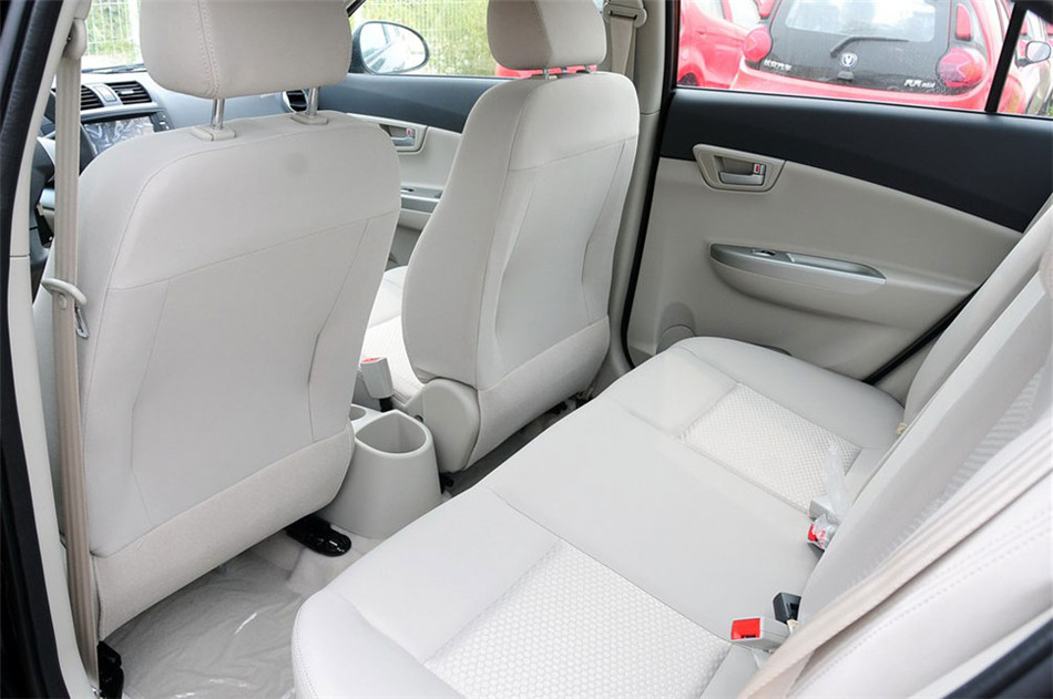 2012款 1.5L MT 梦幻型 座椅空间